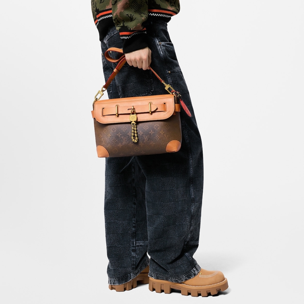 綴有「Louis Vuitton Marque Déposée」鐫刻字樣的金色掛鎖則附於金色珠鏈上。