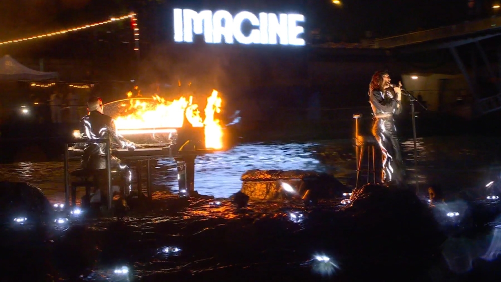 演唱John Lennon的代表作「Imagine」