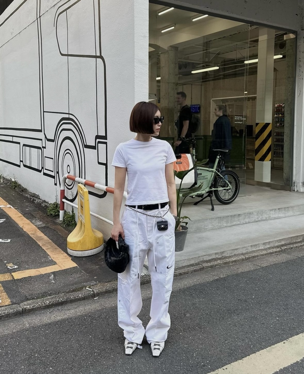 白色褲子呈現率性不羈的個性。