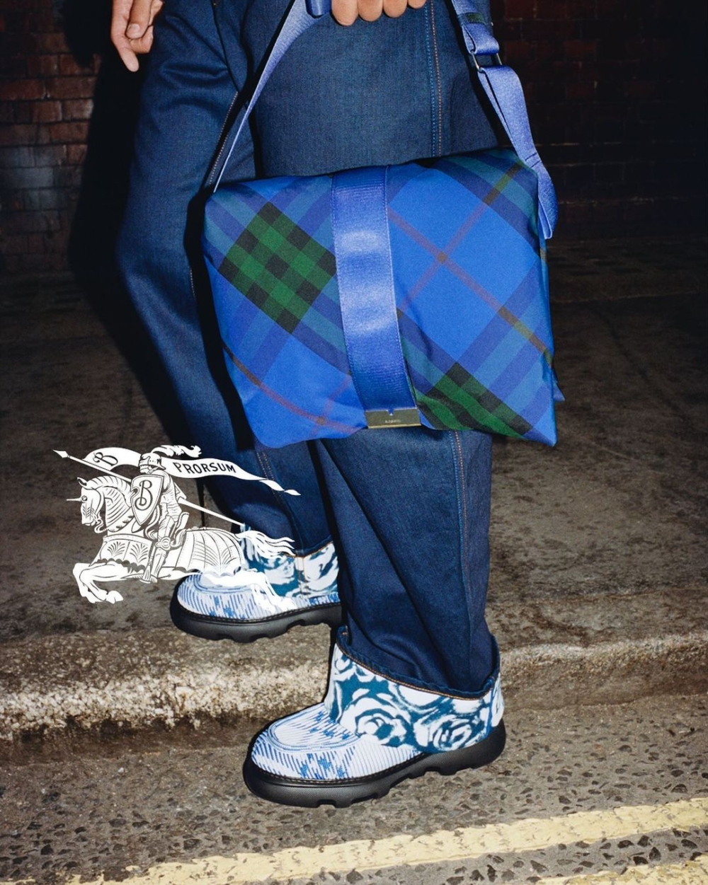 Daniel Lee接手Burberry後，也為品牌選擇「Royal Blue」作為新色