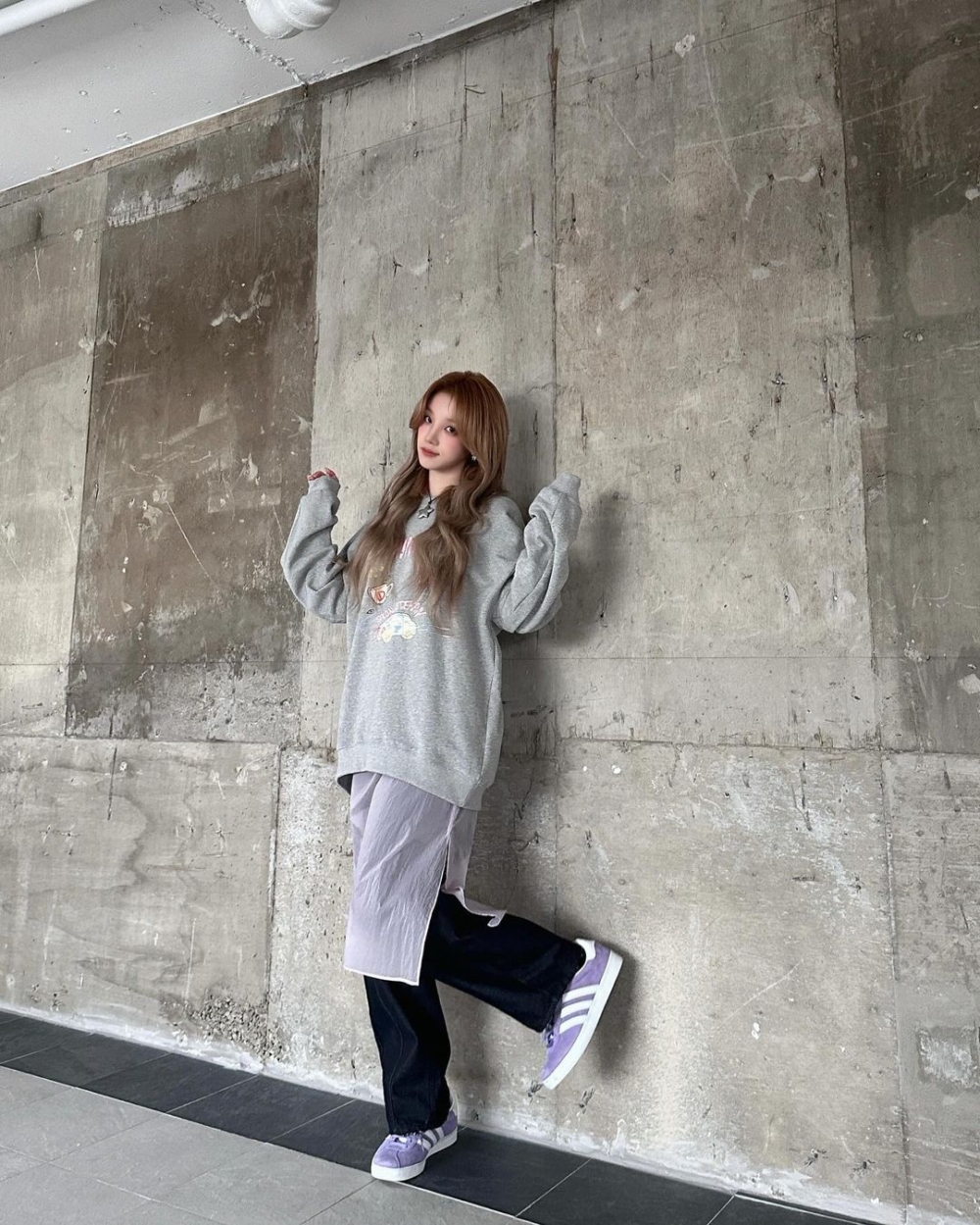 雨琦穿上深色長褲搭配淺紫色外罩