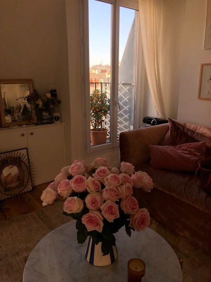 家中的那些裝飾品、花瓶看似隨意擺放，卻處處都是Jeanne Damas的時尚風格