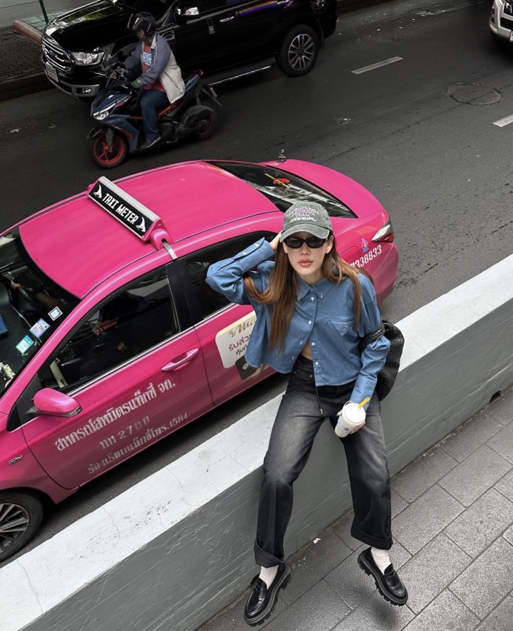 博主View利用牛仔褲及丹寧襯衫的一系列經典百搭單品搭配。