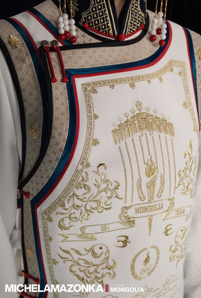 背心上帶有繁複的傳統刺繡