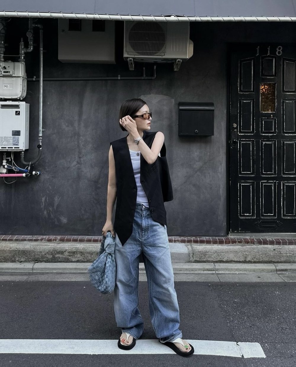 丹寧牛仔褲是一年四季都可以搭配的單品。