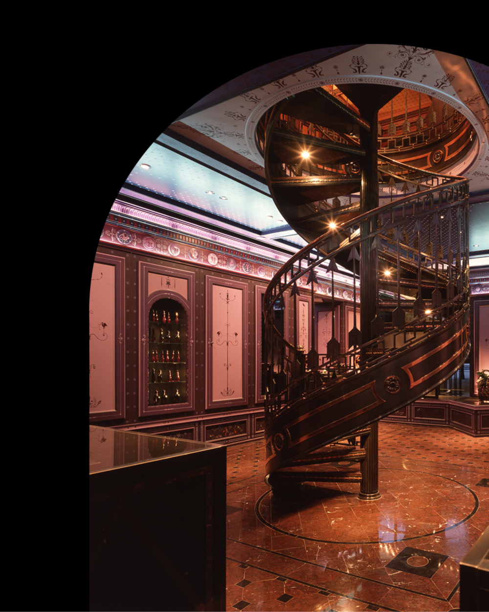 巴黎皇家宮殿旗艦店內青銅色的螺旋樓梯,配上西方星座及阿拉伯故事為主題的裝飾建築,散發寧靜而神秘的氛圍。