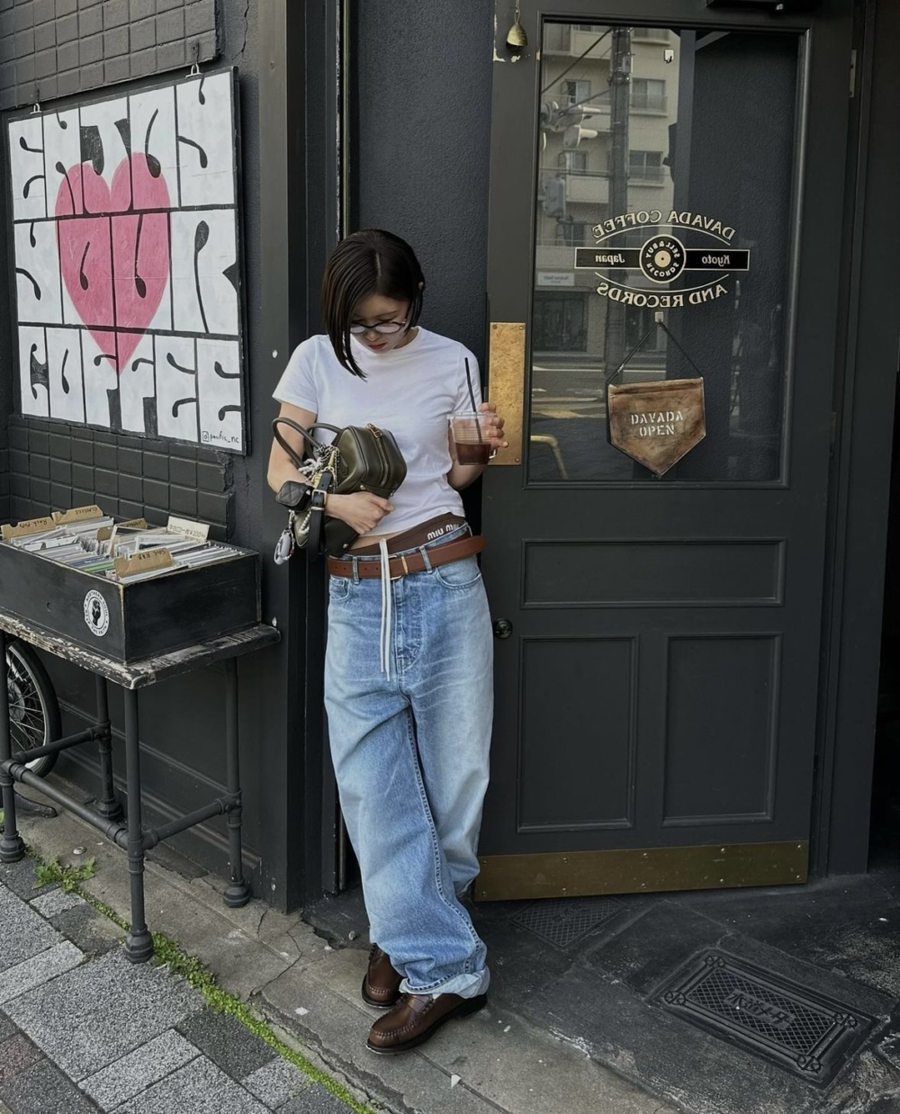 像是T-shirt、背心、牛仔褲都能融入。