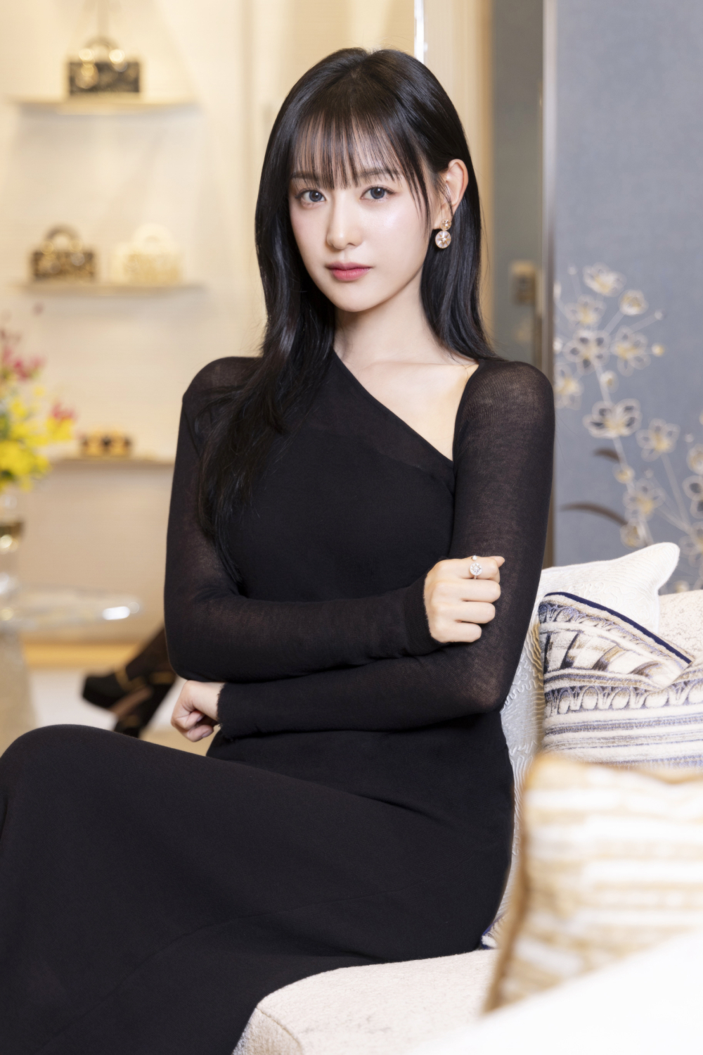 底妝細緻透薄，散發著自然的光澤，賦予臉型澎脹感。