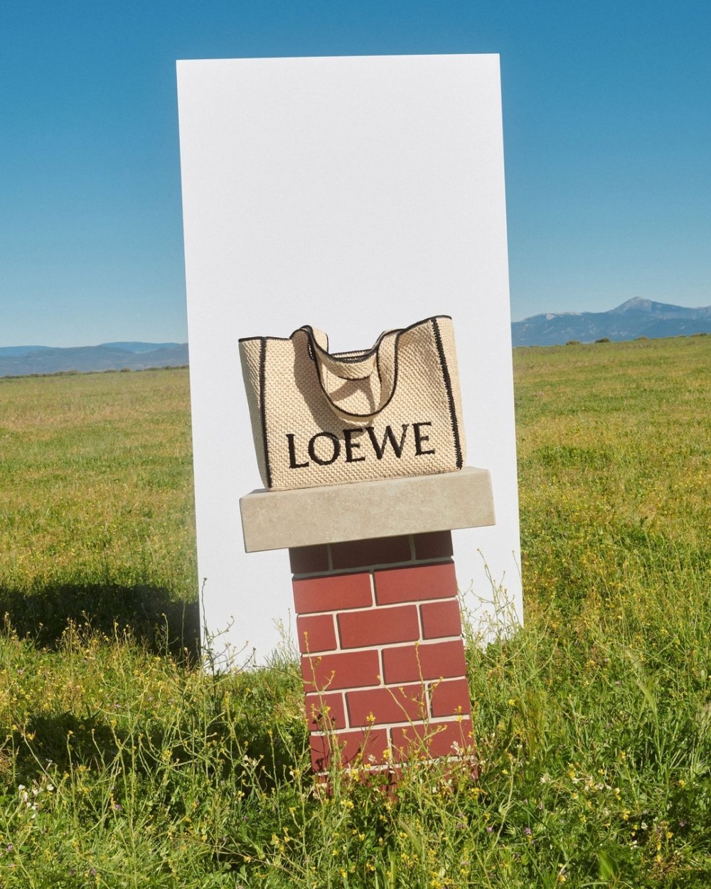 LOEWE推出全新Paula's Ibiza系列大受歡迎