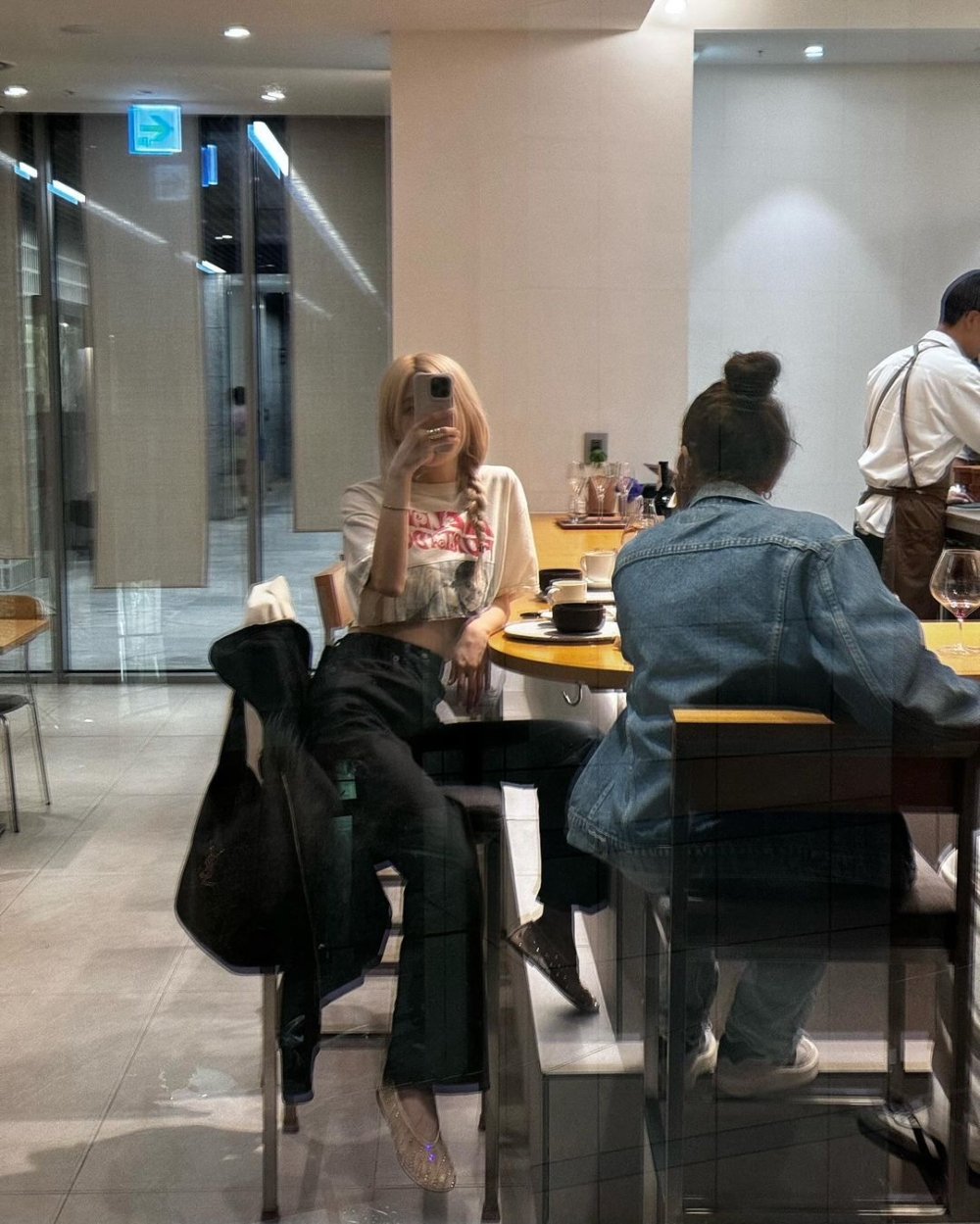 Rosé上腳的芭蕾舞鞋是米色水晶款