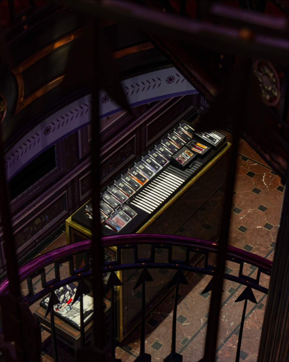 巴黎皇家宮殿旗艦店陳設著各款Serge Lutens經典香水系列。