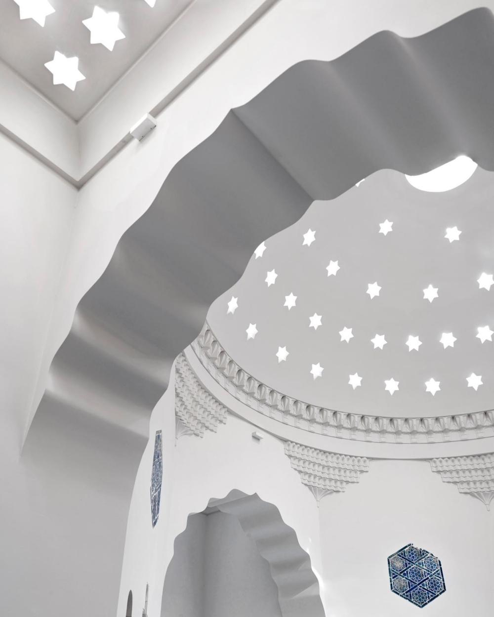 覆蓋浴室牆壁的獨特藍白色伊茲尼克瓷磚（Iznik）