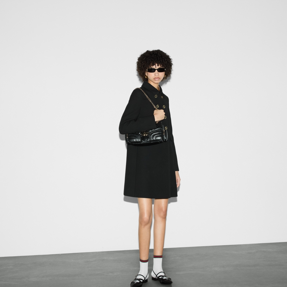 模特兒演繹GG MARMONT SMALL MULTI-POCKET BAG。