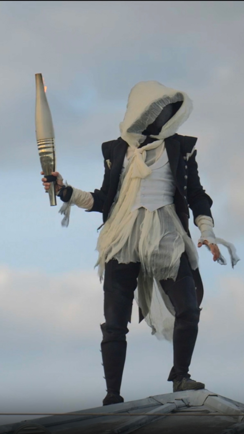 由神秘火炬手帶領觀眾穿梭在巴黎各處