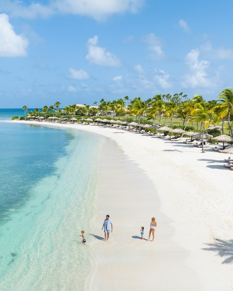 可以漫步在粉白色的海灘上,享受微風徐徐