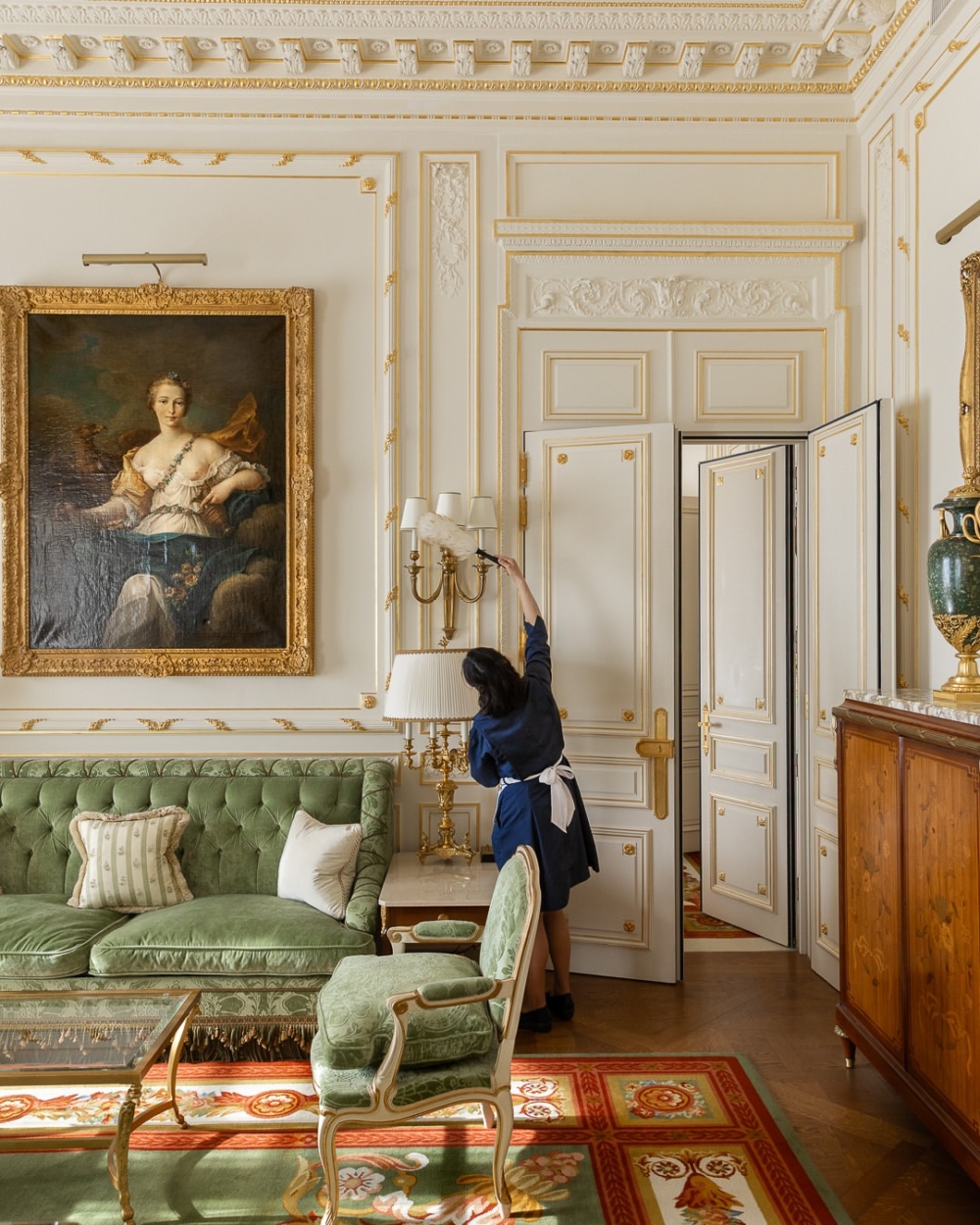 酒店保有羅馬式的風格建築，也增加許多明亮開放的空間和便利措施