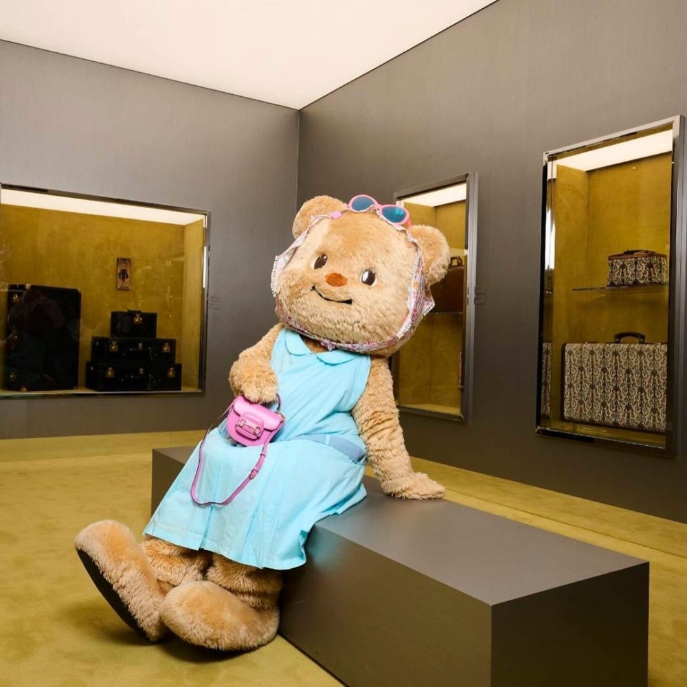 Butterbear在Gucci Visions展覽擺pose拍照