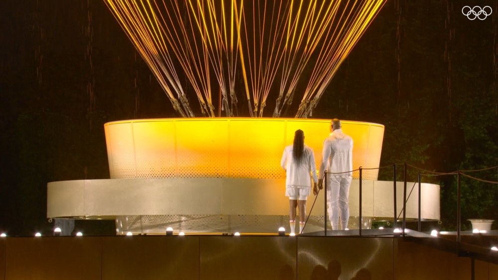 2024 年巴黎奧運熱氣球終於點燃，一男一女的火炬手也象徵性別平等。