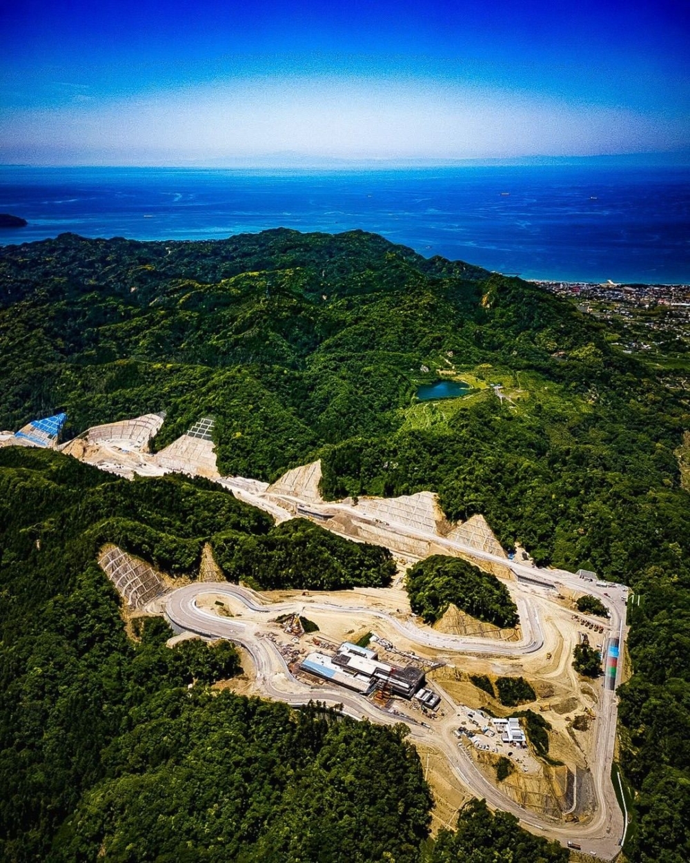 保證安全的同時提供了世界上其他地方沒有的標高變化和彎道序列。