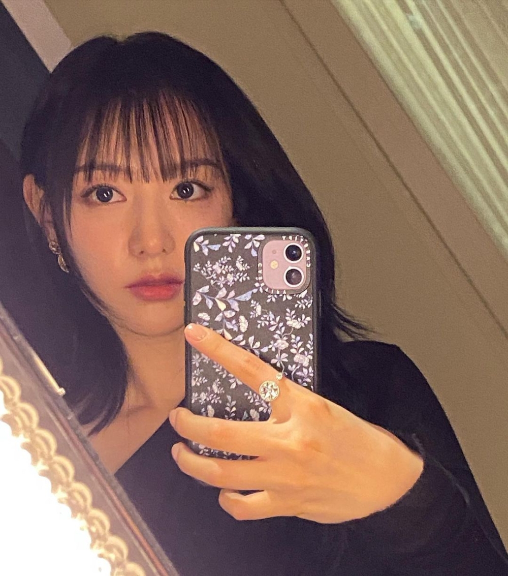 眉尾拉開伸延，進一止修飾臉型，同時添柔和感。