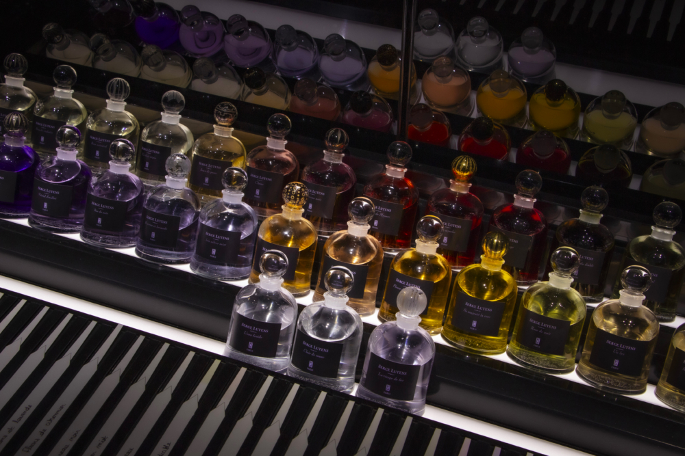 完整的Flacons de table吊鐘瓶系列僅於巴黎皇家宮殿旗艦店發售,而部分香水亦只會於指定地方(包括香港)限量出售。