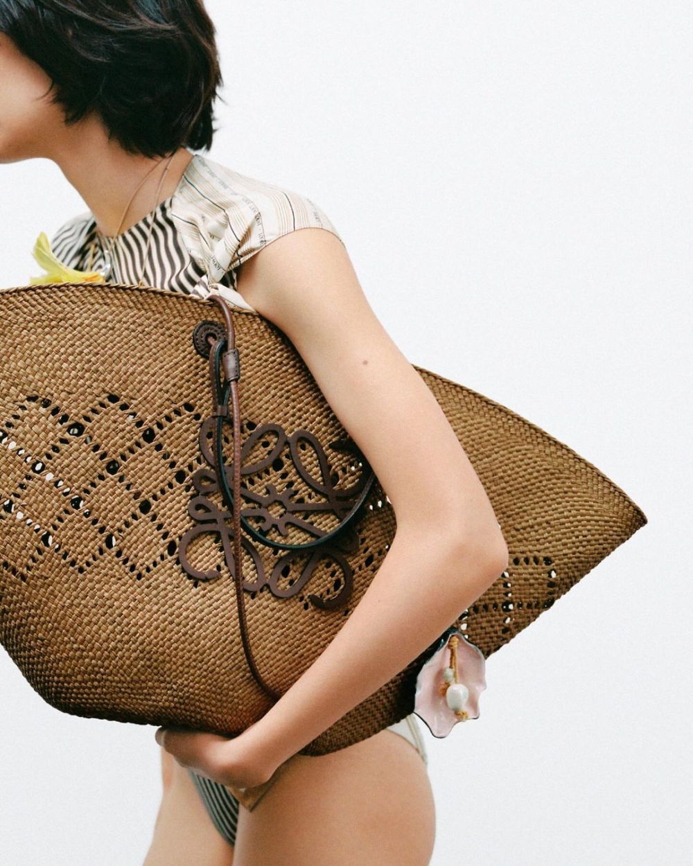 LOEWE的Paula's Ibiza系列編織水桶包