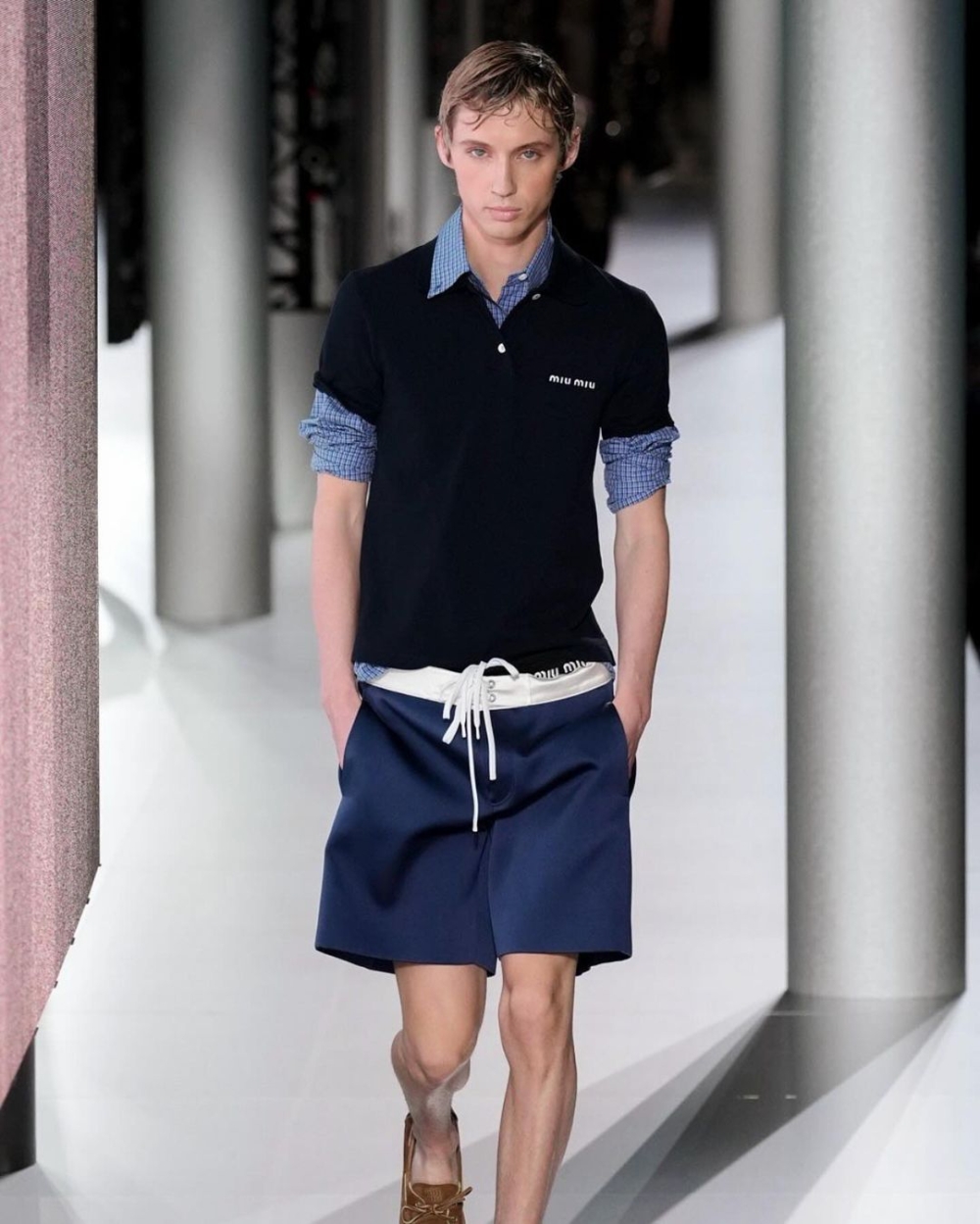 澳洲歌手Troye Sivan穿上Miu Miu