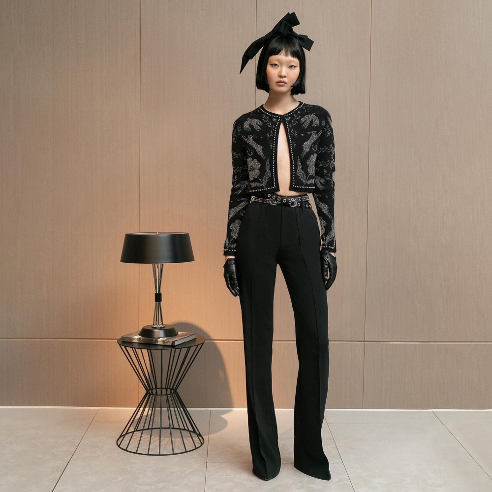 至今一共推出50多個系列，延續以蒙古元素為主角的服裝