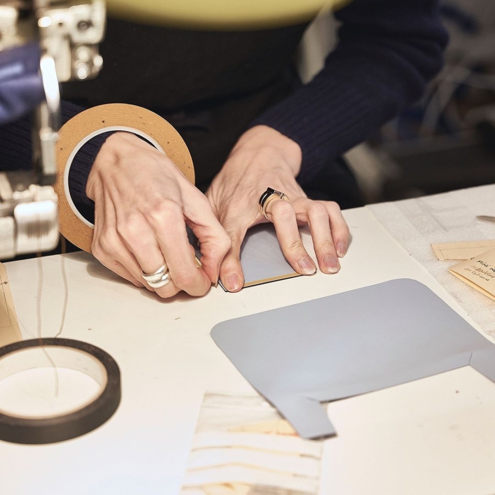 IRIS NOBLE的每一款手袋都是工匠使用傳統技藝從頭到尾製作