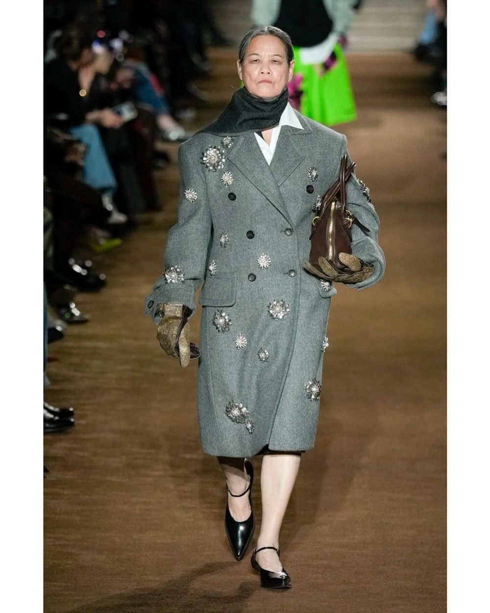 Miu Miu邀請了一位來自廣西的71歲老太太覃惠蘭上台走秀