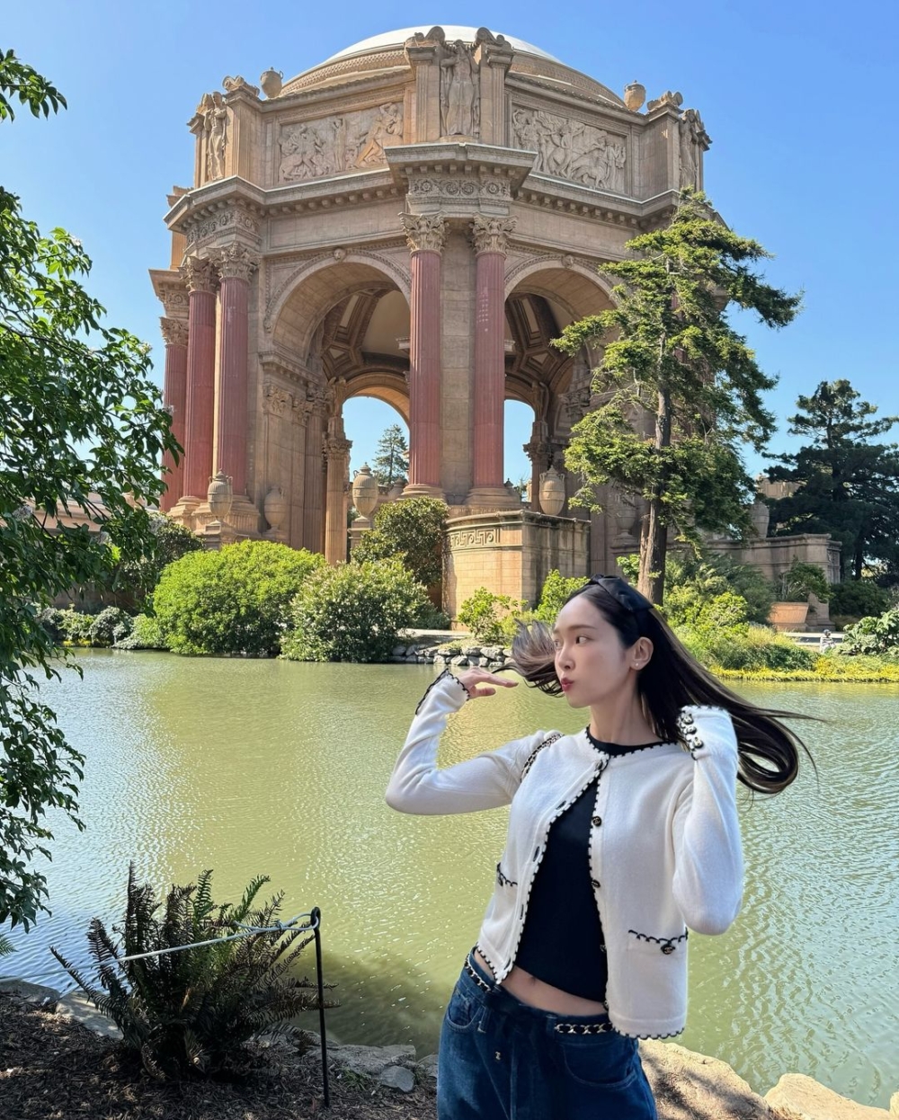 在陽光下顯得更輕盈柔順