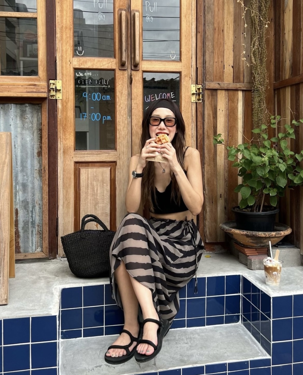 博主View將裙子穿出俐落有型的態度。