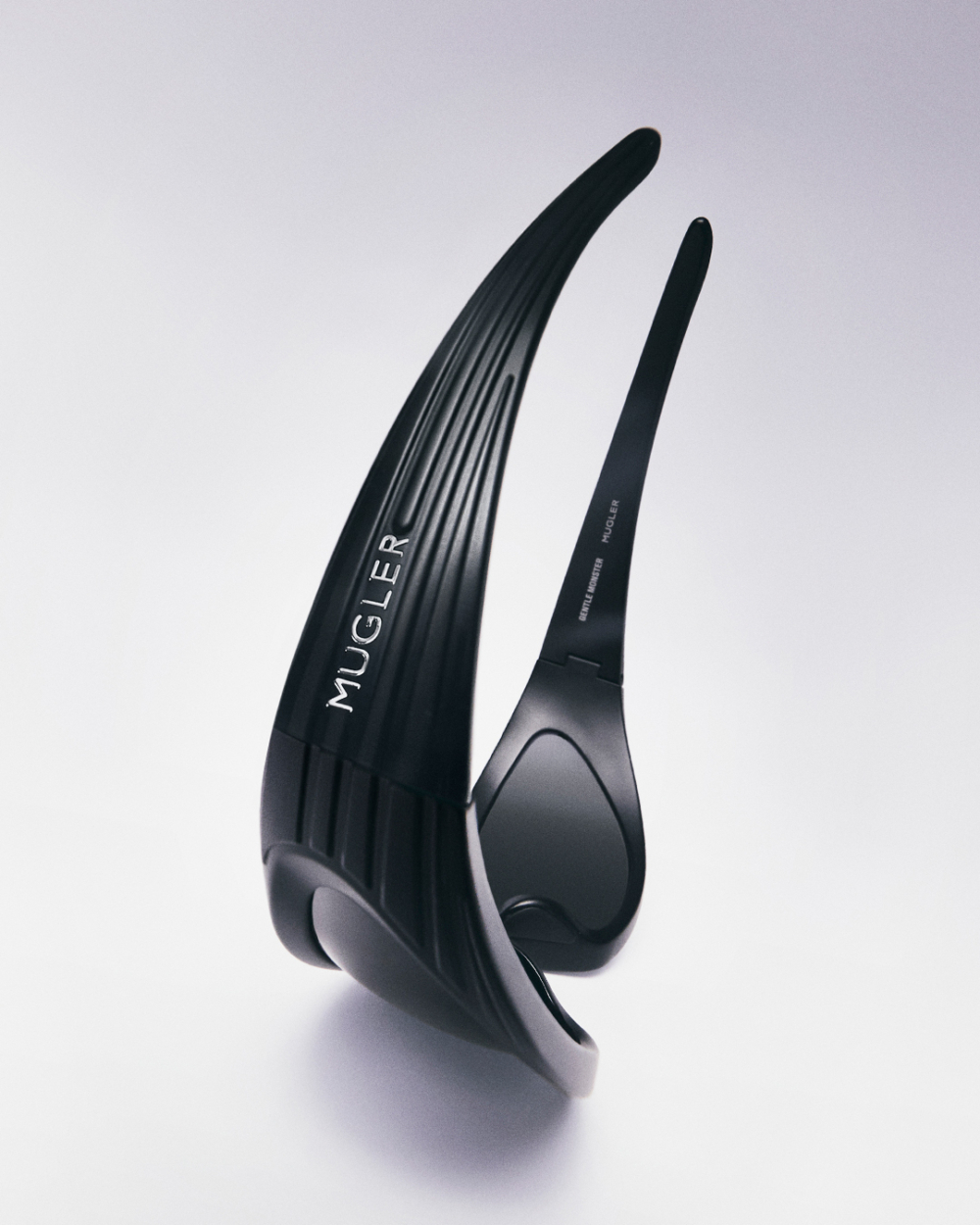 Gentle Monster × Mugler聯名Spiral 02-M01,搭配灰色鏡片,協調的霧面質感增添前衛風格