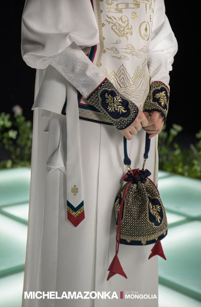 女性則有額外的配件包括耳環和手提包