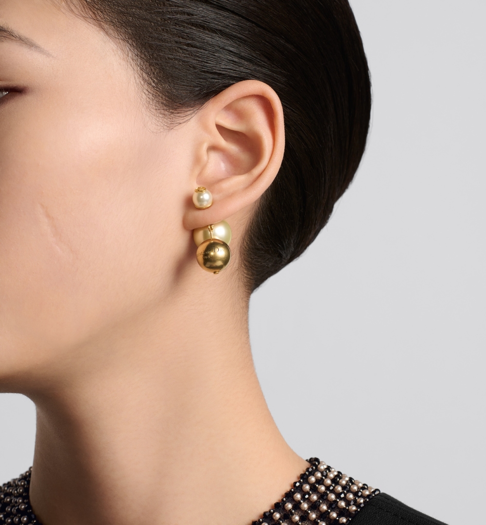 模特兒演繹Dior Tribales Earrings。