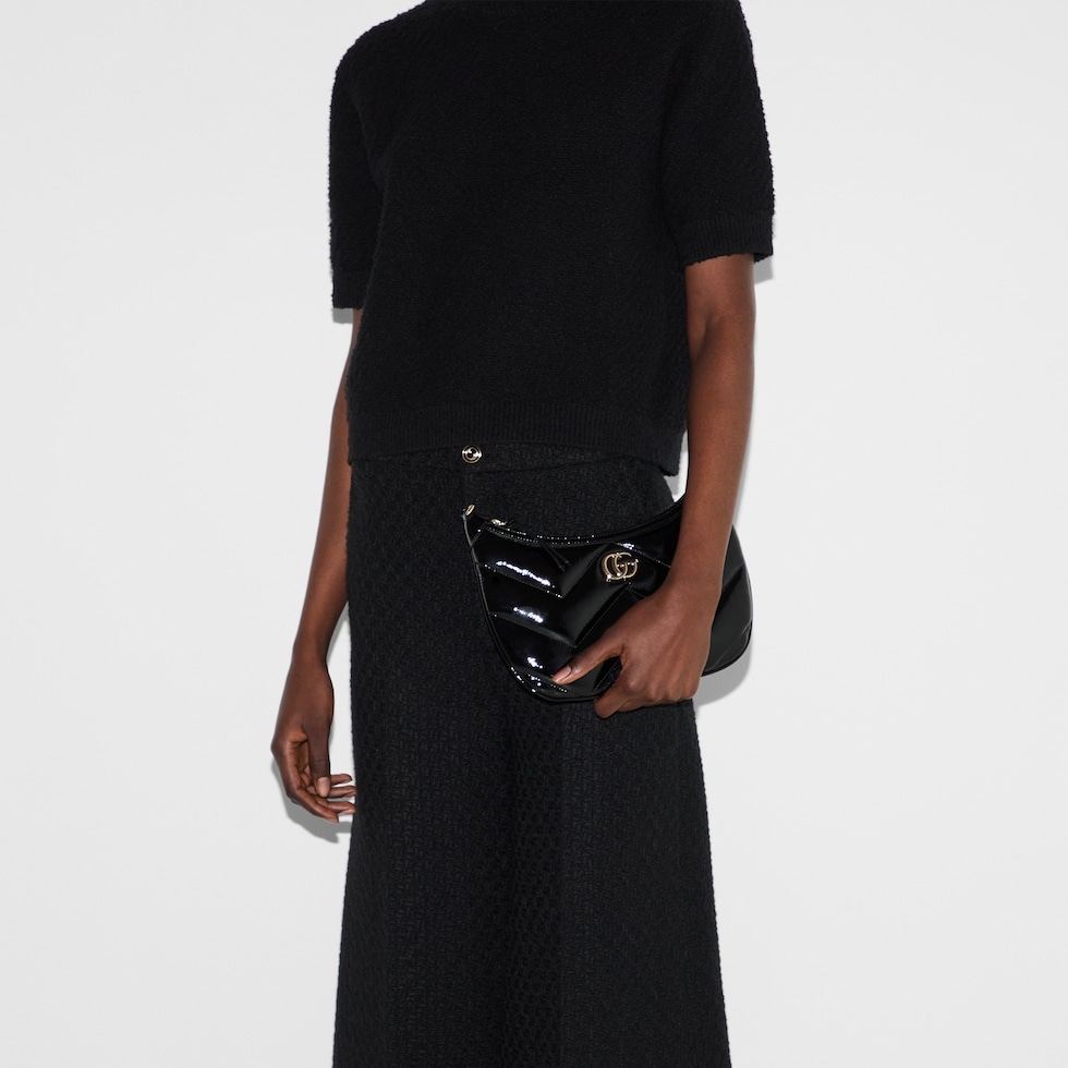 模特兒演繹GG MARMONT SMALL SHOULDER BAG。