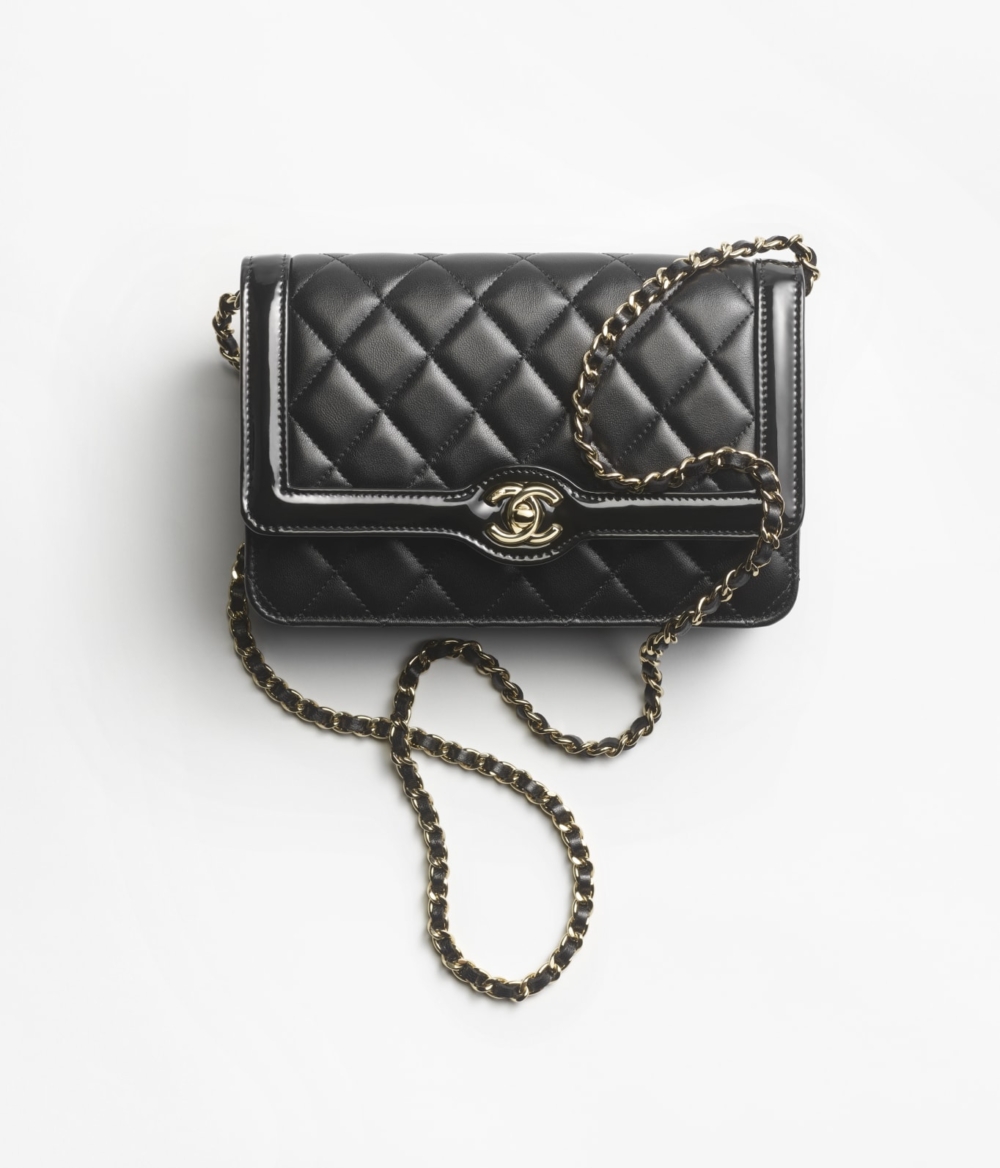 Wallet On Chain以小羊皮、小牛漆皮與鑲金金屬打造而成。