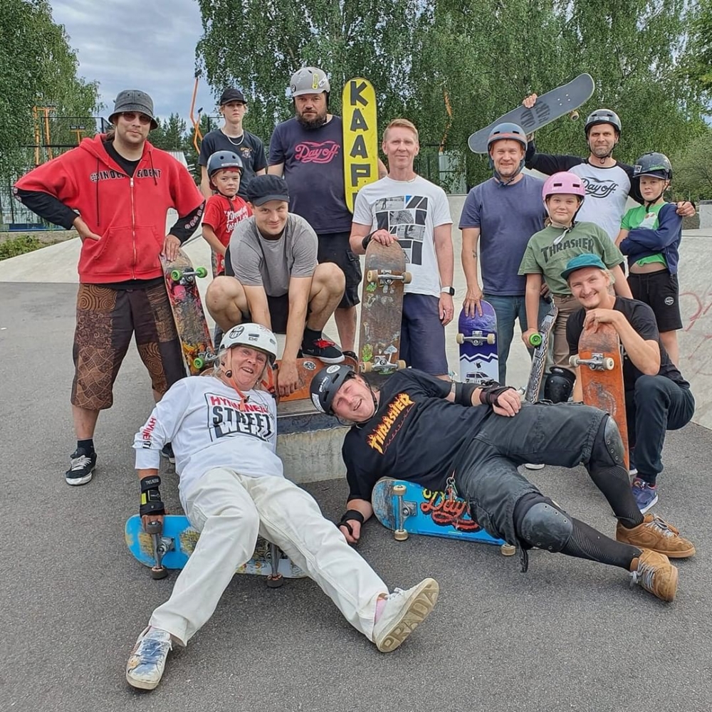 Lena在大約60歲時開始學習滑板