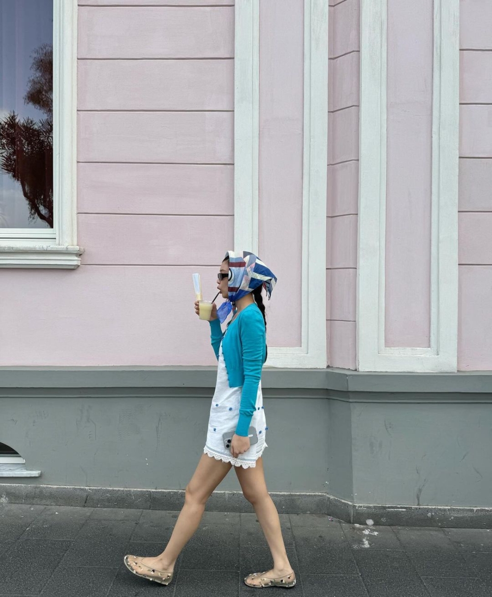 Jennie腳上穿的是KHAITE最近非常火紅的網布芭蕾舞鞋