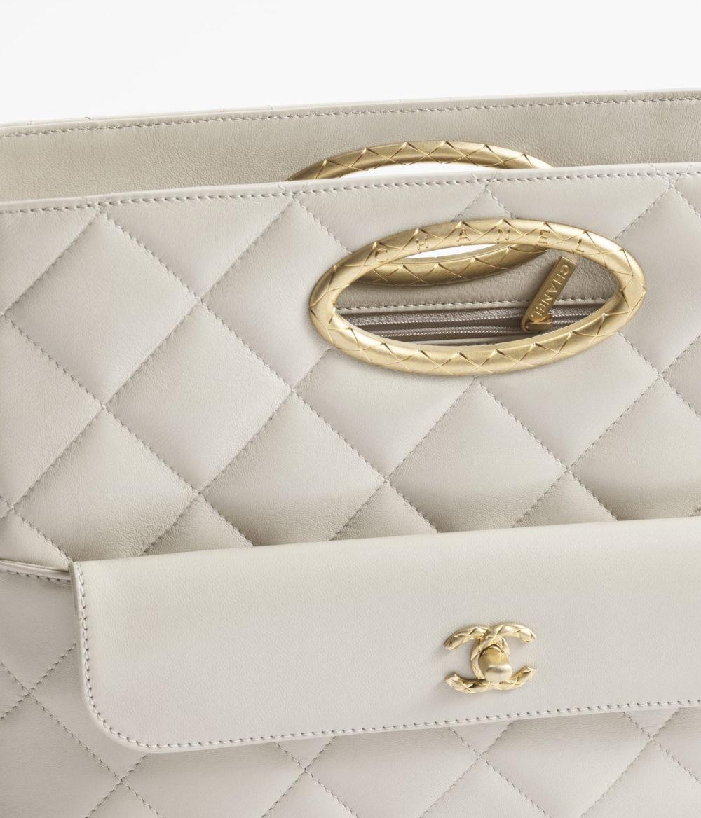 搭配金屬的扶手設計。