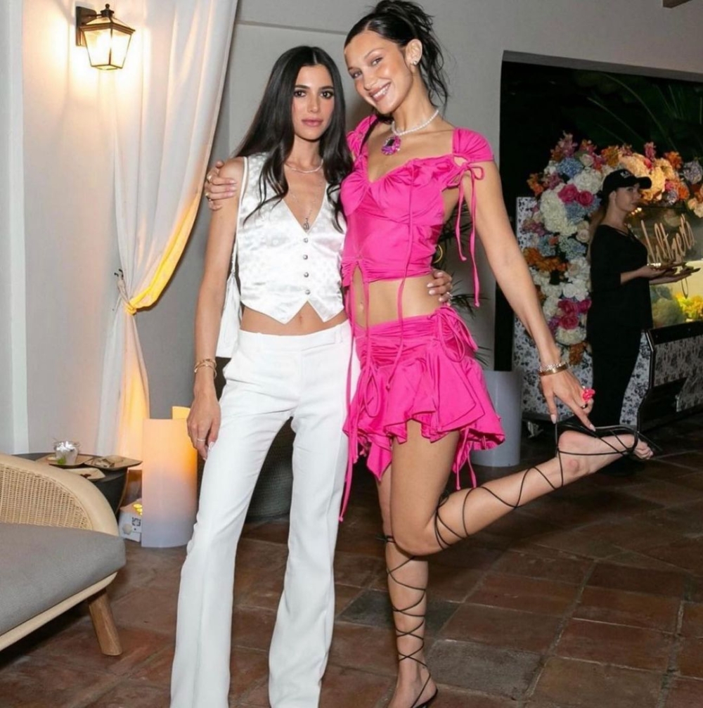 Bella Hadid配戴電子雞項鍊