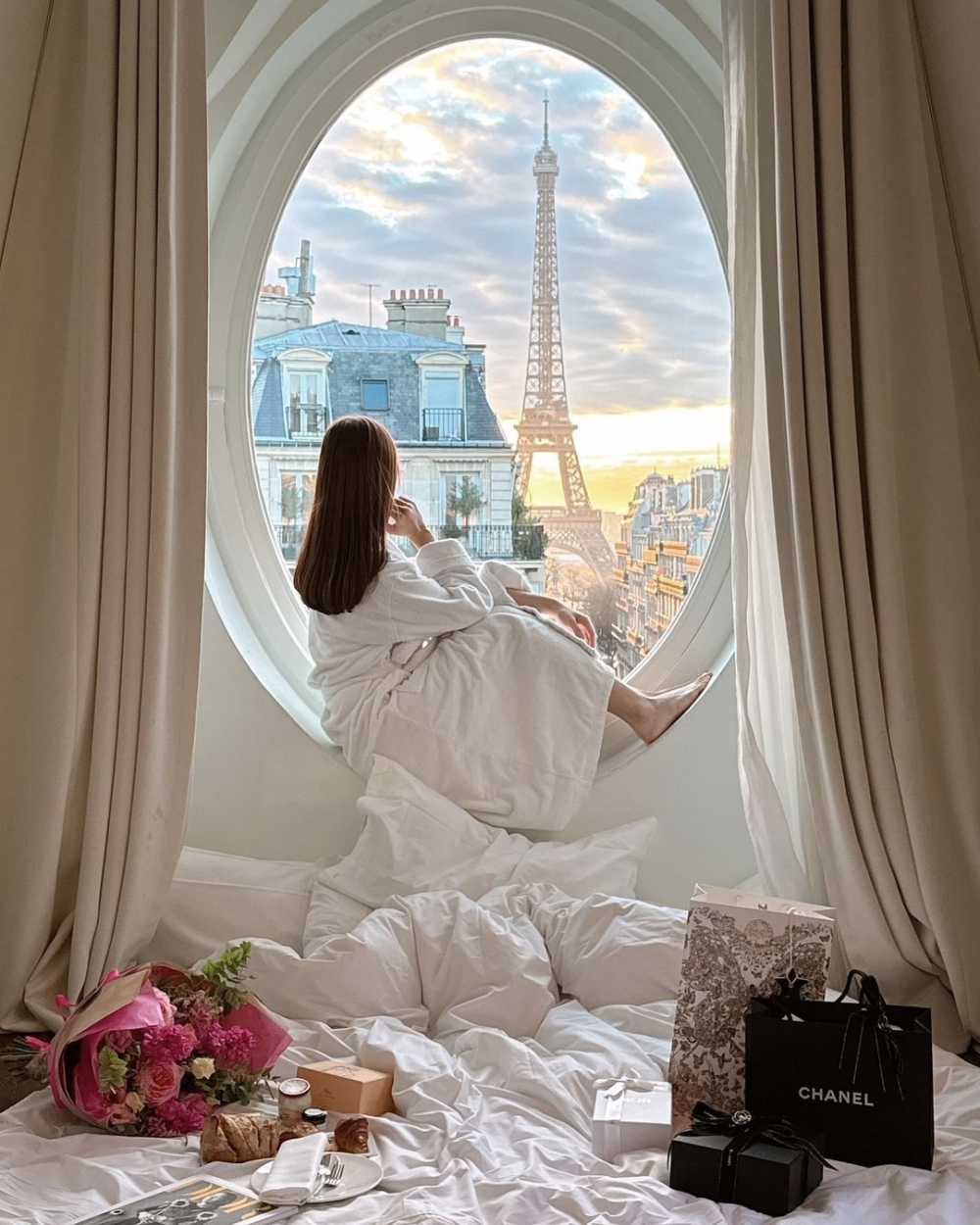 「艾非爾鐵塔景觀套房」窗戶是圓形的設計