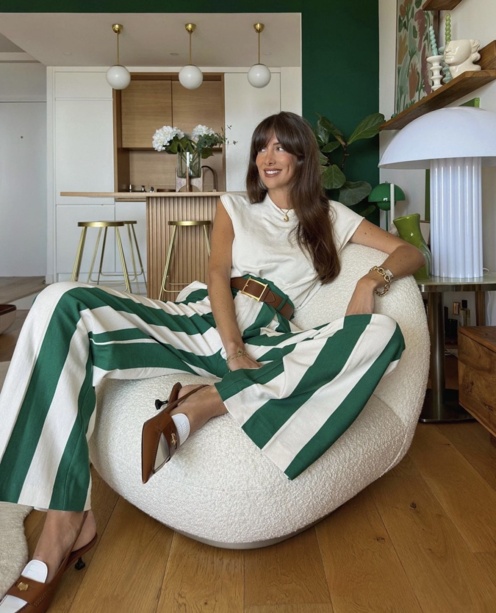 條紋的褲子一穿上就有拉長比例的效果。