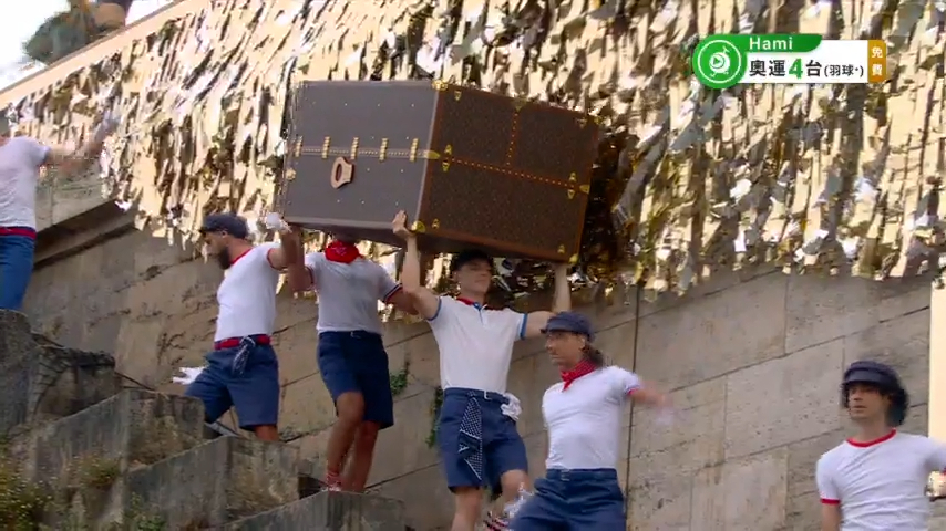 護送Louis Vuitton硬箱以及獎牌