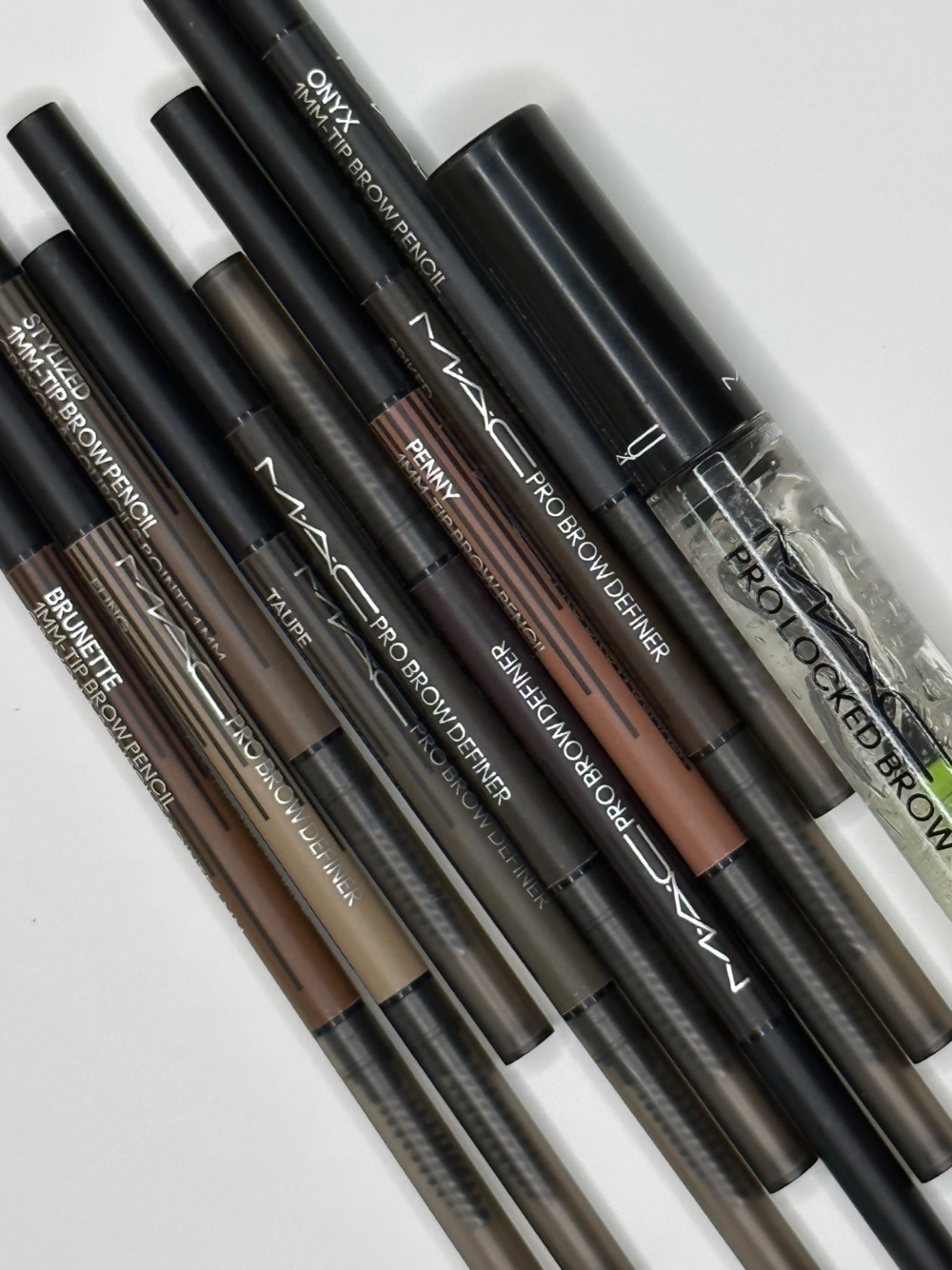  配合專業眉毛定型啫喱，是品牌史上最強的定型啫喱，堪稱「美眉雨衣」，讓你任意塑造毛流感眉毛。