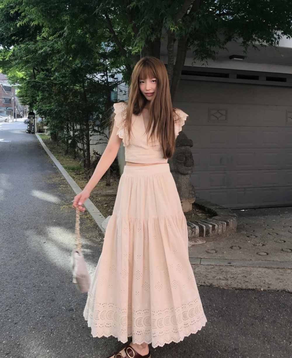 以時髦性格的氣場走在大街上。