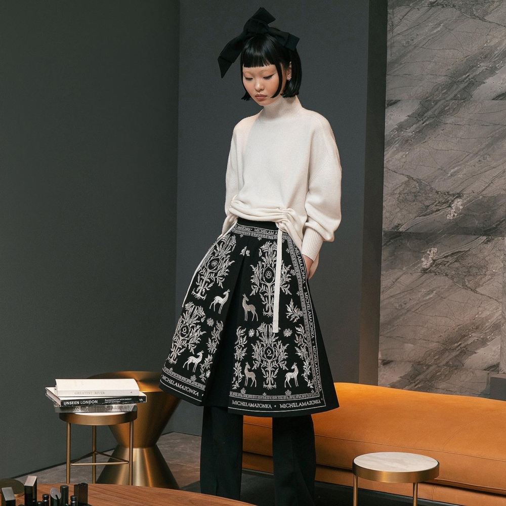 至今一共推出50多個系列，延續以蒙古元素為主角的服裝