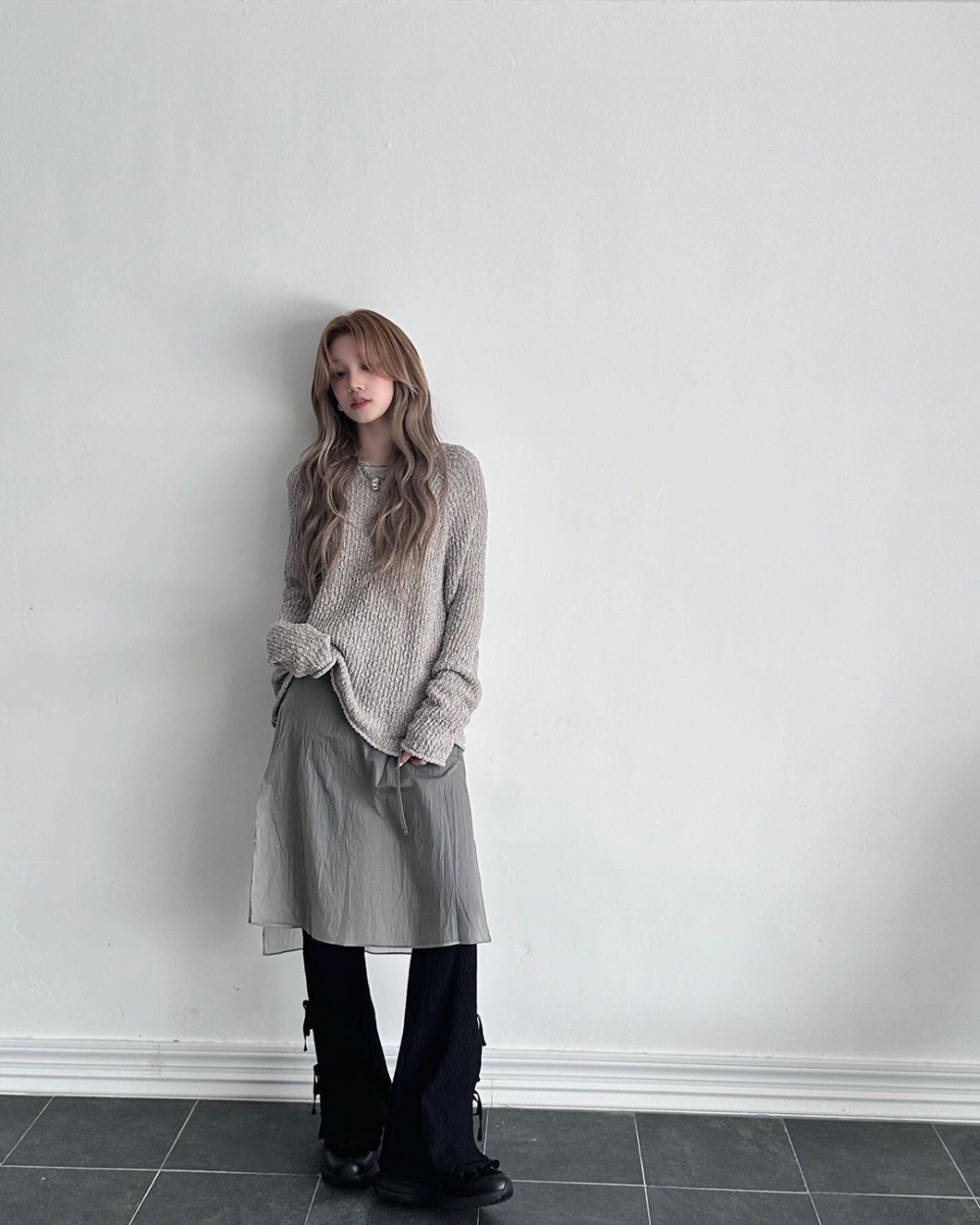 雨琦穿上工裝褲配上灰色外罩，看起來更個性