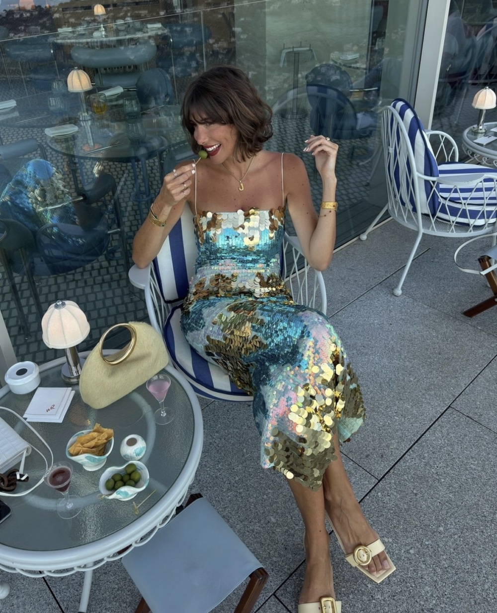 成熟的氣質中又散發幾分性感韻味。