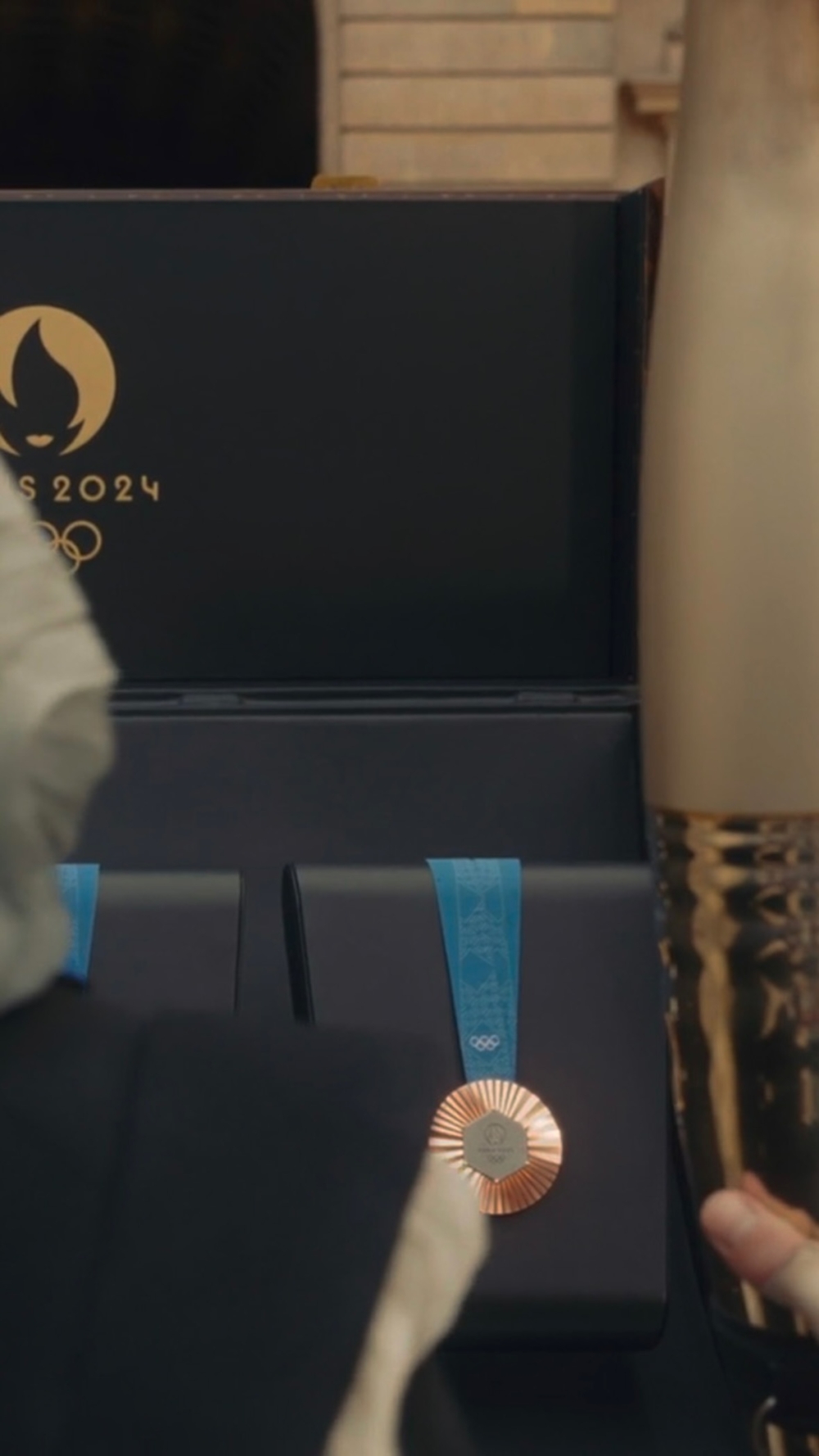 護送Louis Vuitton硬箱以及獎牌